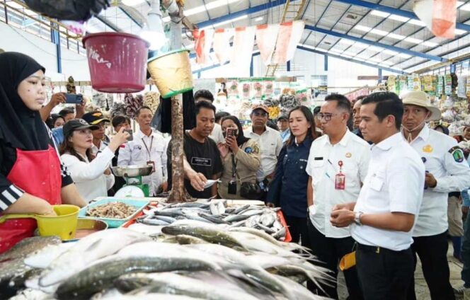 
 Jelang Nataru, Bupati Nunukan Tinjau Harga dan Stok Sembako di Pasar dan Pelabuhan