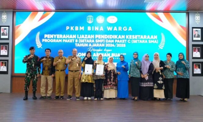 
 Mewakili Bupati, Asisten Administrasi dan Kesra Serahkan Ijazah Pendidikan Kesetaraan (Paket) B dan C