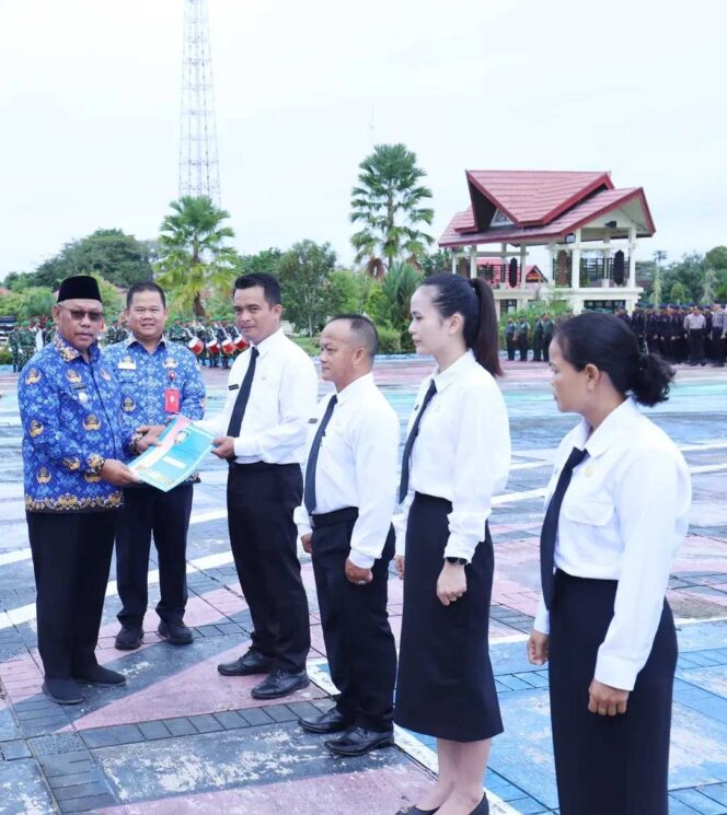 
 Penyerahan SK PPPK Paruh Waktu: Wabup Tegaskan ASN Bukan Raja, tapi Abdi Masyarakat