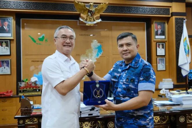 
 Bertempat di ruang kerja Bupati, Bupati Malinau Wempi W. Mawa, S.E., M.