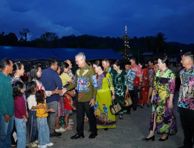 
 Rayakan Malam Natal di Desa Paking, Bupati Wempi Dorong Persiapkan Generasi Muda untuk Pembangunan Berkelanjutan