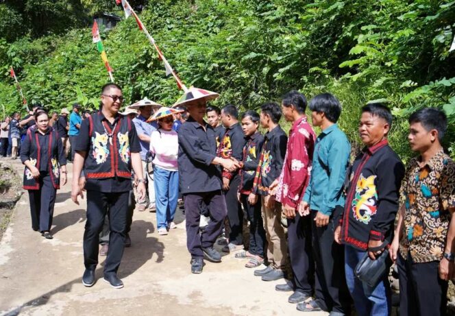 
 Rayakan Malam Natal di Sungai Tubu, Bupati Wempi Kenang Dari Akses Sulit hingga Kemajuan Infrastruktur