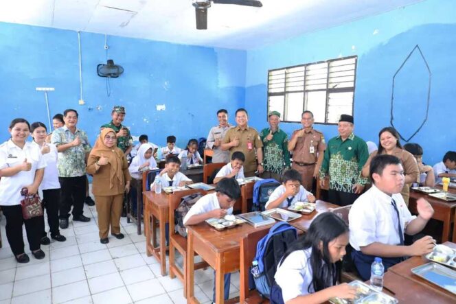 
 Sekda Malinau Resmikan Program Makan Bergizi Gratis di SMPN 2 Malinau Hulu