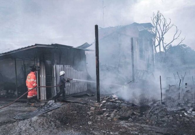 
 Musibah Kebakaran di Desa Respen Tubu: Enam Rumah Hangus, Pemdes Siapkan Balai Adat
