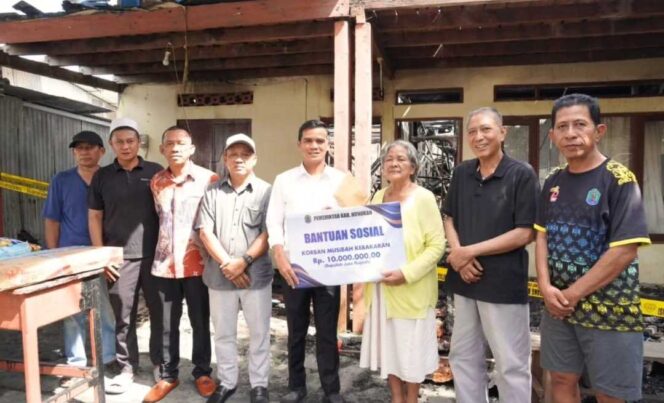 
 Musibah Kebakaran di Nunukan Tengah, Bupati Nunukan Turun Langsung Beri Bantuan