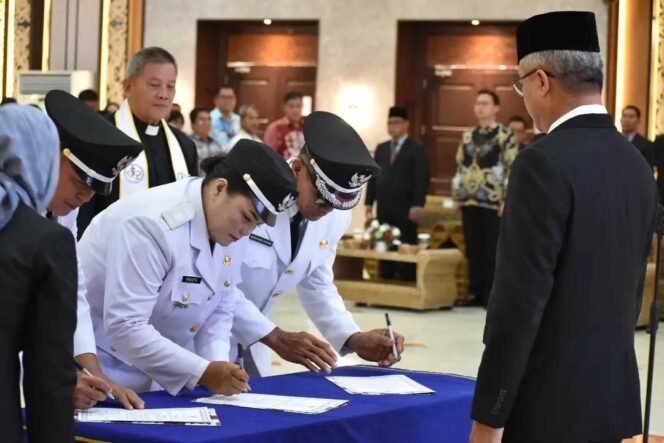 
 Jaga Kesinambungan Pemerintahan, Bupati Wempi Lantik Kades PAW Desa Kelapis, Kuala Lapang dan Pujungan