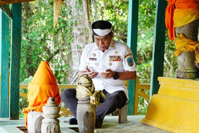 
 Jelang Ramadan, Gubernur Pimpin Kerja Bakti dan Ziarah di Makam Sultan Kaharuddin II