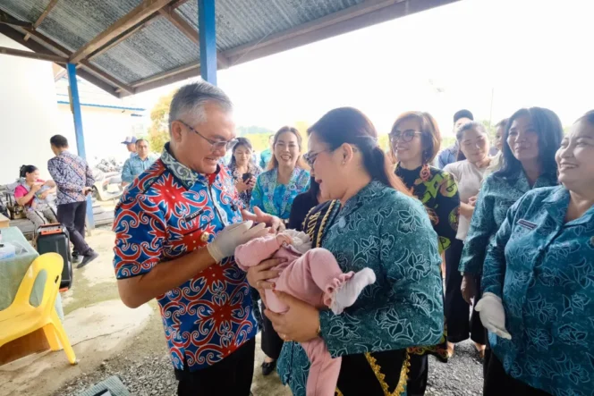 
 Sukseskan Bulan Vitamin A, Bupati Wempi Hadir Memberikan Langsung Vitamin Kepada Balita