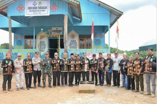 
 Tari-Tarian Yanti Pulu Ramaikan Peresmian Rumah Adat Suku Dayak Tenggalan