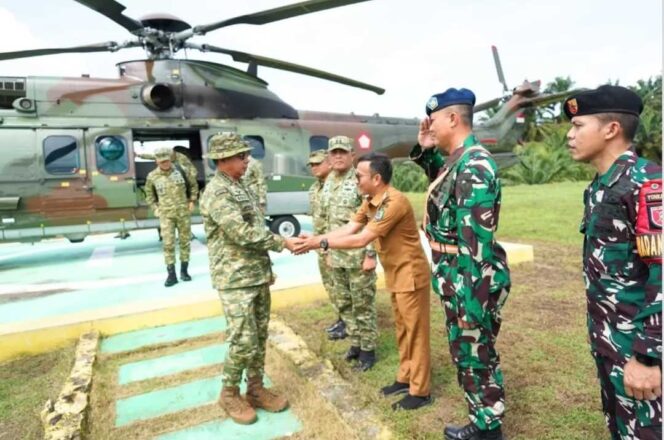 
 Wabup Nunukan Sambut Panglima TNI di Sebuku, Momentum Perkuat Perhatian untuk Wilayah Perbatasan