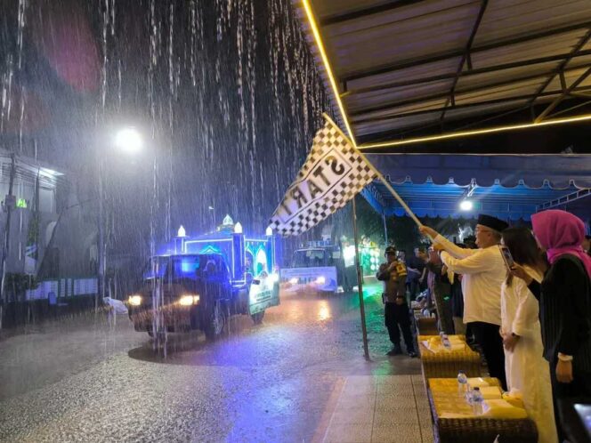 
 Bupati Malinau Tetap Lepas Pawai Takbir! Semangat Warga Tak Surut Meskipun Hujan Deras