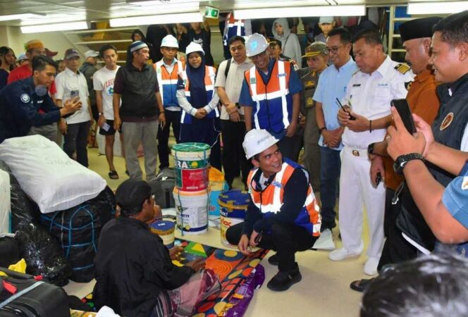 
 Bupati Nunukan Tinjau Arus Mudik Lebaran di Pelabuhan Tunon Taka