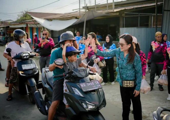 
 Berkah Ramadhan, PKK dan Organisasi Wanita Bagikan Takjil Gratis di Jalan