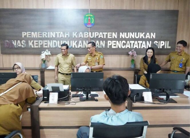 
 Pastikan Pelayanan Publik Tetap Maksimal, Bupati Nunukan Tinjau Proses Pelayanan di Instansi