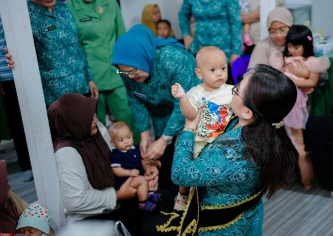 
 Aksi Nyata Ketua PKK Malinau, Terjun Langsung Bantu Pelayanan Kesehatan