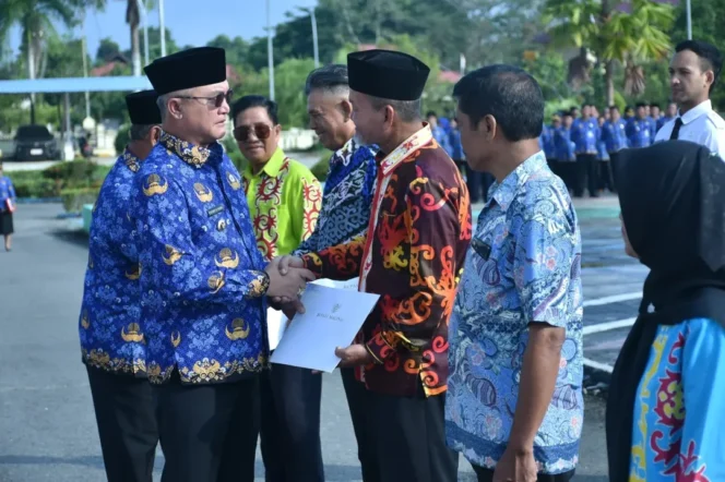 
 Bupati Malinau Wempi Mawa Pimpin Apel Korpri, Serahkan SK CPNS dan Pensiun