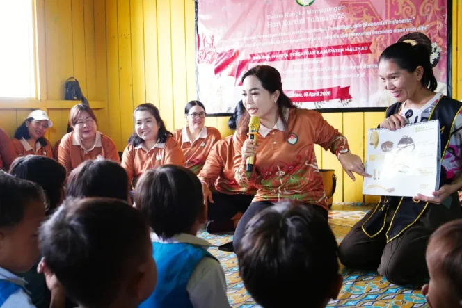 
 Dharma Wanita Malinau Tebar Kepedulian dan Ceria Belajar Bersama Anak-anak Sesa Punan Bengalun