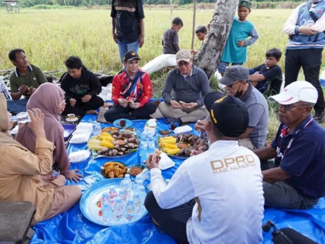 
 Dari Irigasi, Pemasaran, Hingga BBM Alsintan, Dialog Bupati Nunukan dengan Petani di Tengah Panen di Sungai Lancang