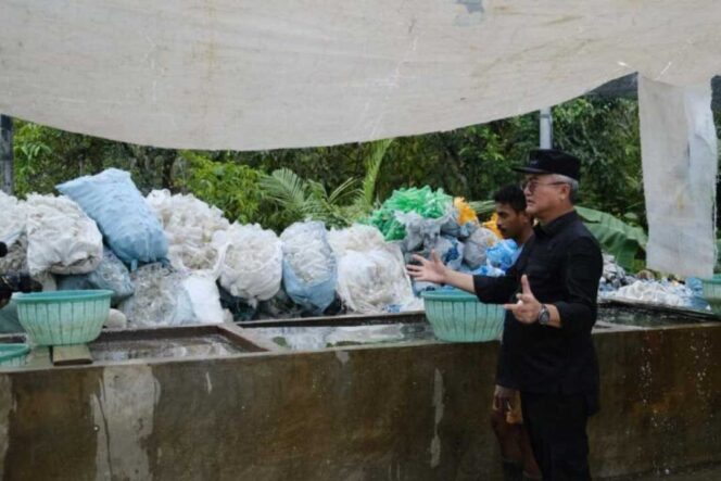 
 Manfaatkan Lahan Tidur hingga Sampah Plastik, Bupati Wempi Dorong Ekonomi Produktif Warga Malinau