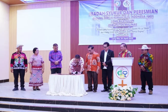 
 Resmikan Gereja GKII Long Bila Kalun, Sekda Malinau Ernes Ajak Masyarakat Perkuat Iman dan Kewaspadaan di Era Digital