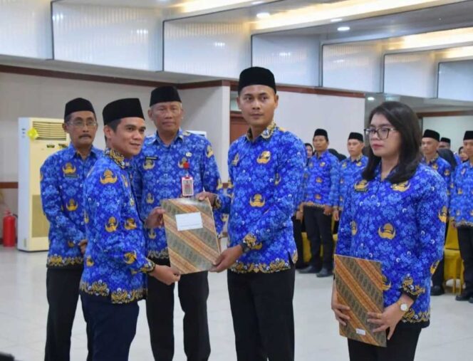 
 Bupati Irwan Sabri Serahkan Surat Keputusan PNS Sekaligus Ambil Sumpah PNS Pemkab Nunukan
