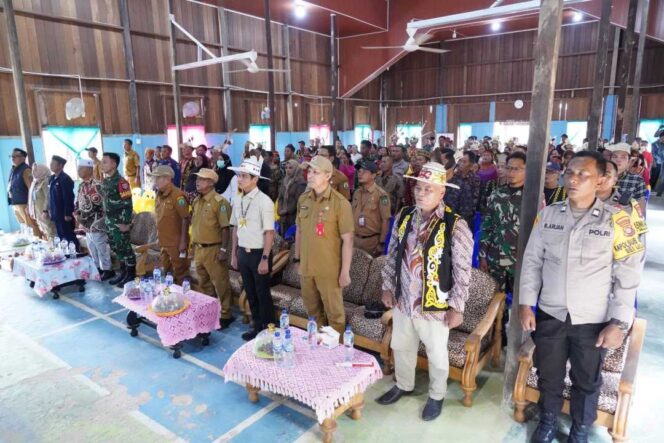 
 Bupati Resmikan Desa Persiapan Sekalayan, Warga Sambut Meriah dengan Tarian Budaya