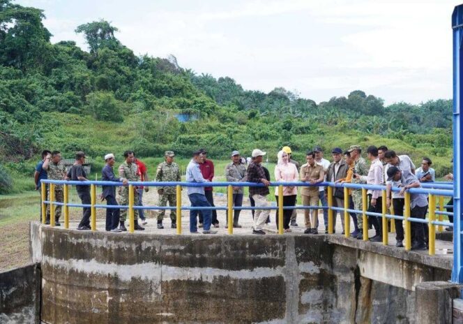 
 Bupati Tinjau Pintu Air Embung Lapri Sebatik, Tegaskan Anggaran 24 Miliar Siap untuk Pembebasan Lahan