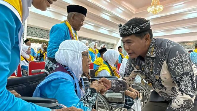 
 Gubernur Lepas 484 Calon Jemaah Haji Kaltara, Tekankan Kesehatan dan Kekompakan