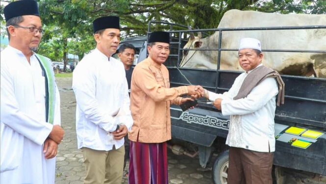 
 Gubernur Salat Iduladha Bersama Warga, Serahkan Hewan Kurban untuk Masyarakat