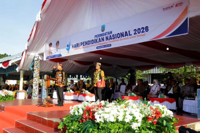 
 Pimpin Upacara Hardiknas 2026, Gubernur Serukan Penguatan Pendidikan Nasional