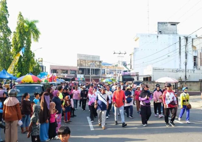 
 Semarak Hardiknas ke-67 Tahun, Ribuan Peserta Ikuti Jalan Santai dengan Antusias
