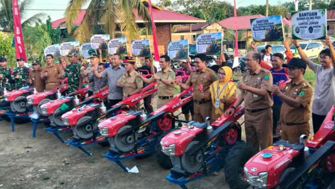 
 8 Unit Alsintan Diserahkan Untuk 2 Kelompok Tani di Sebatik