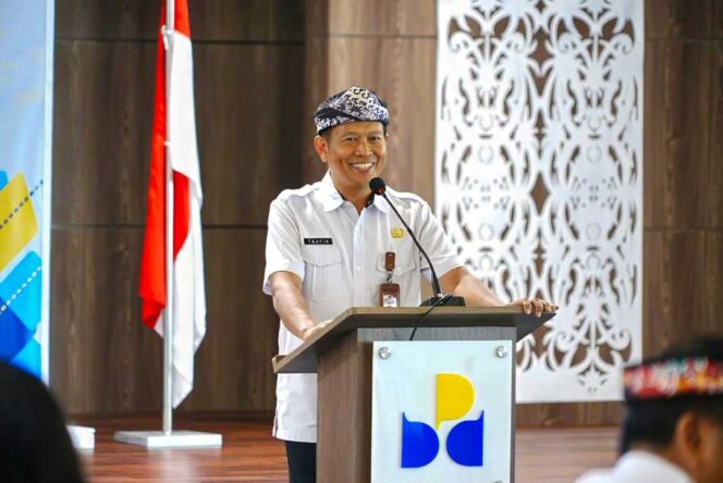 
 TERINTEGRASI: Asisten Bidang Administrasi Umum Setdaprov Kaltara, Dr. Taufik Hidayat, S.TP., M.Si., membuka Sosialisasi Surat Edaran Pembayaran Pengadaan Barang dan Jasa Melalui E-Katalog v6 dengan LS pada SP2D Online, di Gedung Kantor Bankaltimtara, Rabu (24/6). 
