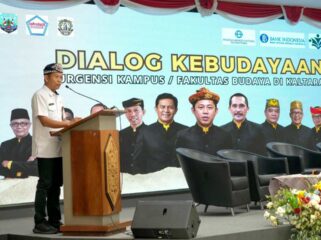 DIALOG: Asisten Bidang Administrasi Umum Setdaprov Kaltara, Dr. Taufik Hidayat, S.TP., M.Si., membuka Dialog Kebudayaan bertema “Urgensi Kampus/Fakultas Budaya di Kaltara” yang diinisiasi Yayasan Sejarah dan Budaya Kaltara (YSBKU) di Aula Kantor Gubernur Kaltara, Rabu (24/6).