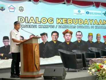 DIALOG: Asisten Bidang Administrasi Umum Setdaprov Kaltara, Dr. Taufik Hidayat, S.TP., M.Si., membuka Dialog Kebudayaan bertema “Urgensi Kampus/Fakultas Budaya di Kaltara” yang diinisiasi Yayasan Sejarah dan Budaya Kaltara (YSBKU) di Aula Kantor Gubernur Kaltara, Rabu (24/6).