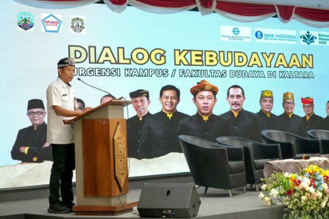 
 DIALOG: Asisten Bidang Administrasi Umum Setdaprov Kaltara, Dr. Taufik Hidayat, S.TP., M.Si., membuka Dialog Kebudayaan bertema “Urgensi Kampus/Fakultas Budaya di Kaltara” yang diinisiasi Yayasan Sejarah dan Budaya Kaltara (YSBKU) di Aula Kantor Gubernur Kaltara, Rabu (24/6). 
