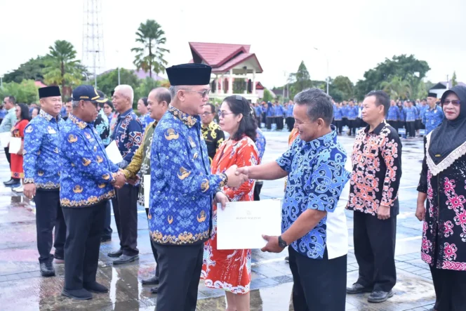 
 Bupati Malinau Serahkan SK Pensiun ASN dan Santunan BPJS Ketenaga Kerjaan pada Apel Gabungan Korpri