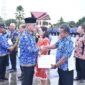 Bupati Malinau Serahkan SK Pensiun ASN dan Santunan BPJS Ketenaga Kerjaan pada Apel Gabungan Korpri