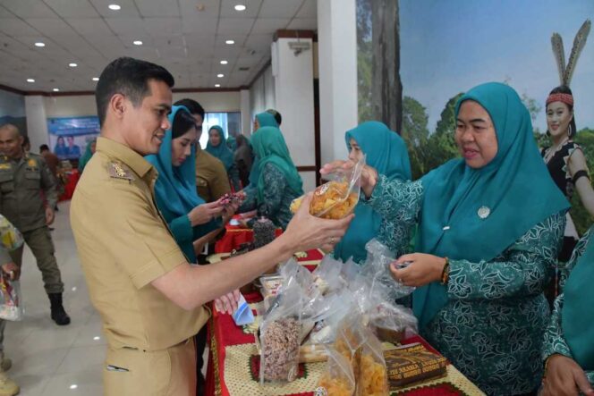 
 Bupati Nunukan dan Ketua TP PKK Tinjau Gelar Produk UMKM/UP2K PKK, Dorong Produk Lokal Naik Kelas