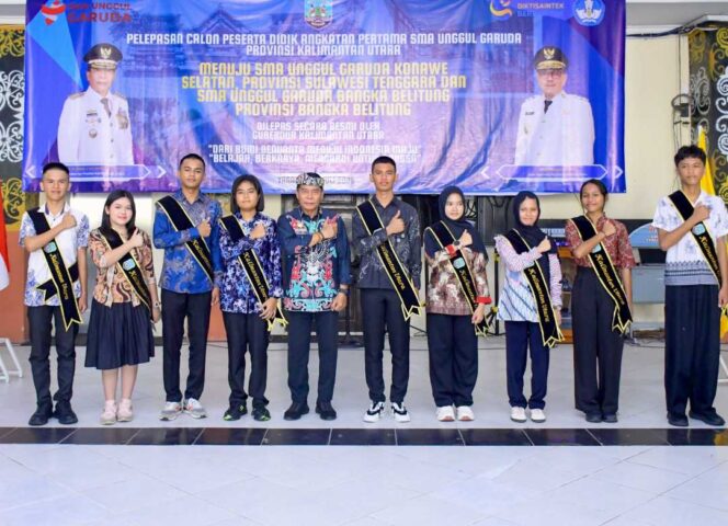 
 Gubernur Lepas Angkatan Pertama SMA Unggul Garuda, Titip Harumkan Nama Daerah