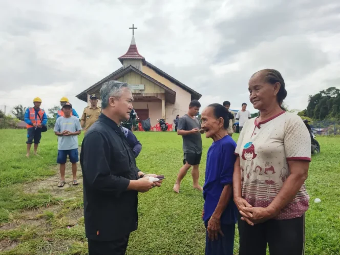 
 Menyapa Warga di Tengah Banjir, Bupati Wempi Pastikan Keselamatan Warga Jadi Prioritas Utama