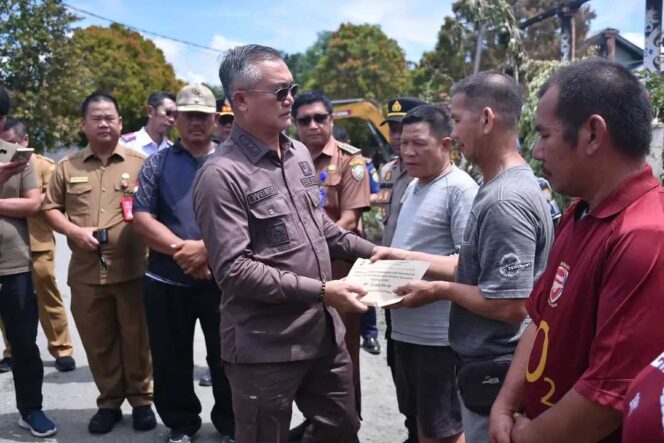 
 Pemerintah Serahkan Bantuan Korban Kebakaran, Ajak Warga Tingkatkan Kewaspadaan