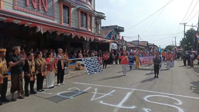 
 Bupati Wempi Lepas Karnaval Budaya Semarakkan HUT KE-81 RI di Malinau Kota