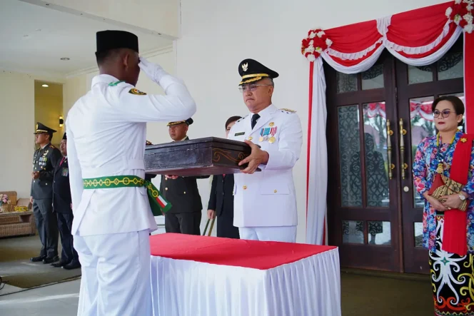 
 Bupati Wempi Pimpin Upacara HUT Ke-81 RI, Bendera Pusaka Merah Putih Berkibar di Bumu Intimung
