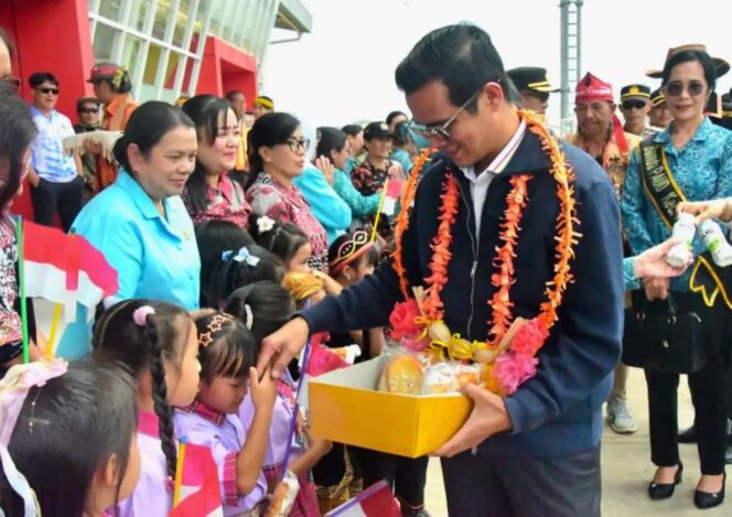 
 Disambut Hangat Warga Krayan, Bupati Nunukan Siap Ikuti Upacara HUT RI ke-81