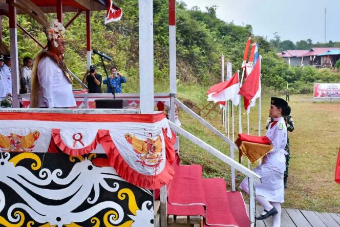 
 Hujan Tak Menyurutkan Khitmat Upacara Penurunan Bendera HUT Ke-81 RI di Perbatasan Negara