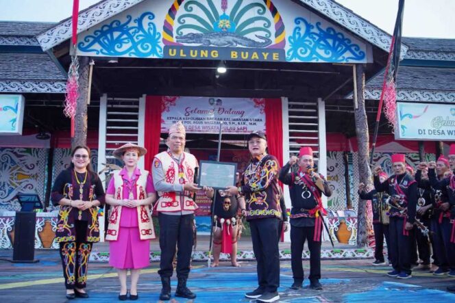
 Kunjungan Kerja di Malinau, Kapolda Kaltara Dianugerahi Gelar “Belawan Tadem” Oleh Keluarga Besar Adat Dayak Lundayeh