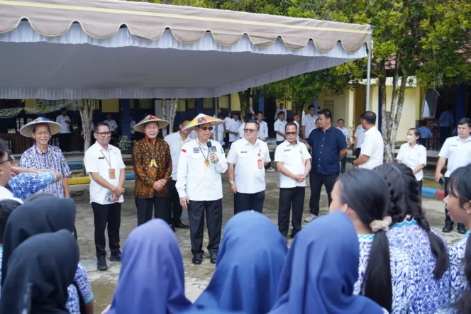 
 Kunjungi SMPN 2 Malinau, Marthin Billa Tampung Aspirasi dengan Dialog Langsung Bersama Para Tenaga Pengajar