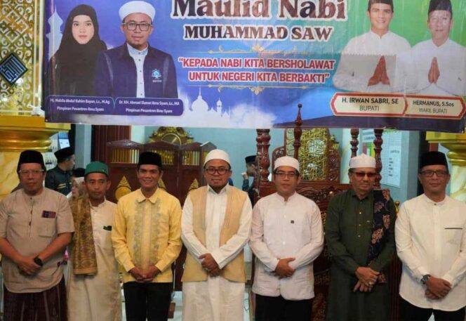 
 Pimpinan Pondok Pesantren Ibnu Syam Isi Tausiyah Tabligh Akbar Maulid Nabi Muhammad SAW di Masjid Al Mujahidin