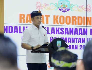 RAKORDAL : Sekprov Kaltara, H. Denny Harianto, S.E., M.M., saat membuka Rapat Rakordal Pelaksanaan Pembangunan Provinsi Kaltara Tahun Anggaran 2026 di Ruang Serbaguna Gedung Gabungan Dinas, Rabu (5/8).